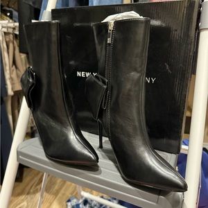 New York Company size 6 Black boots